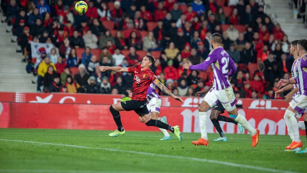 Raíllo intenta rematar el balón en el último encuentro ante el Valladolid.