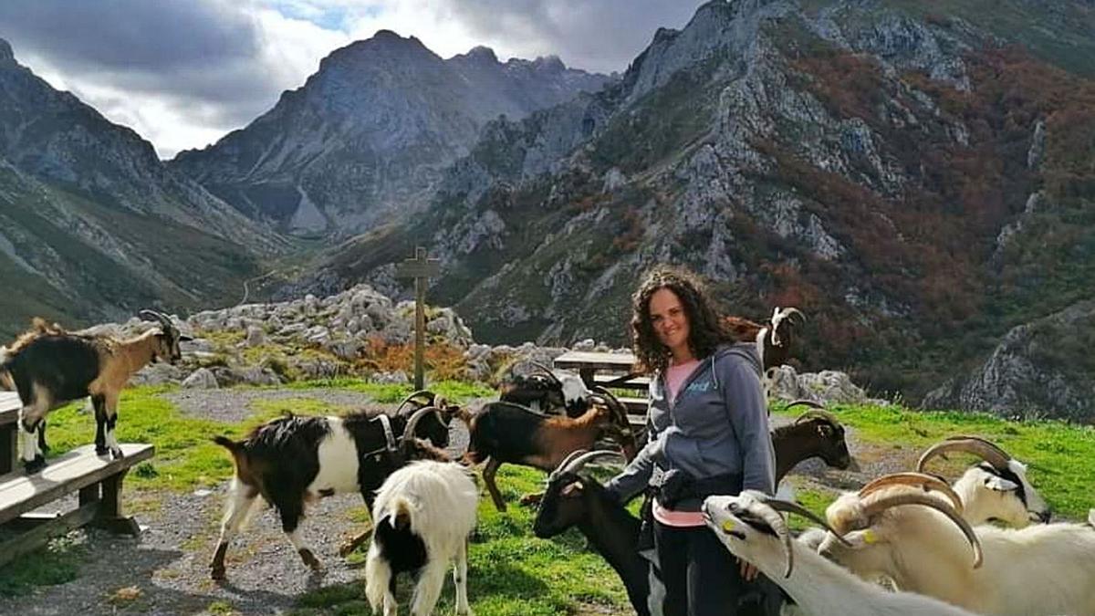 Jessica López, con parte de su rebaño de cabras. 