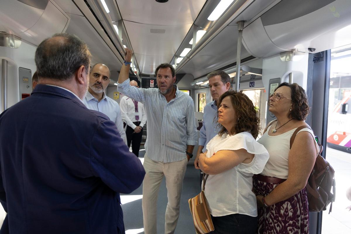Óscar Puente ha conocido de primera mano -junto al resto de portavoces políticos- las novedades de los vehículos de Cercanías.