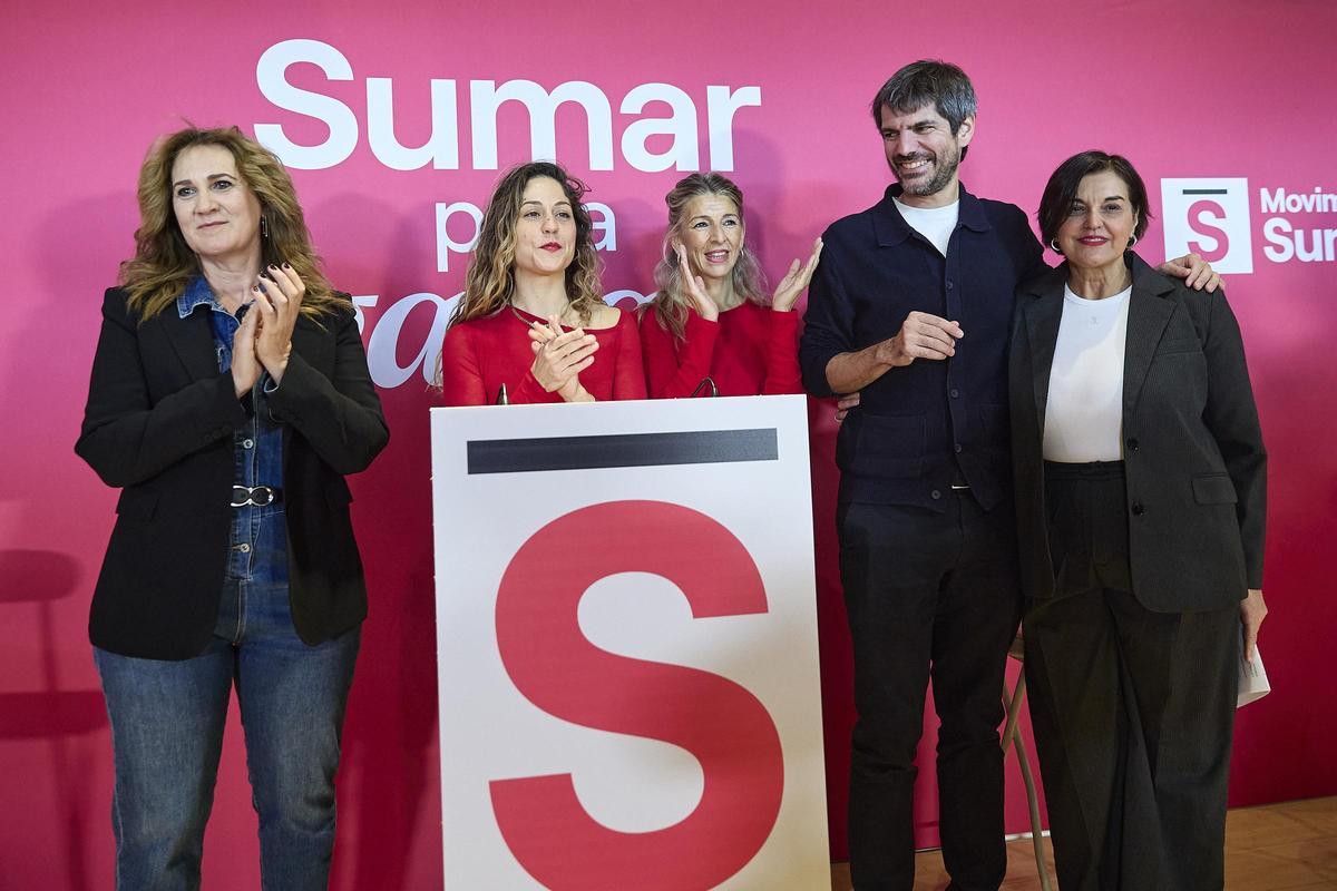 La vicepresidenta segunda, Yolanda Díaz (C), el ministro de Cultura, Ernest Urtasun (2D), las europarlamentarias Vula Tsetsi (d), y Estrella Galán (I),  y la coordinadora de Sumar, Lara Hernández (2I), en una imagen de archivo.