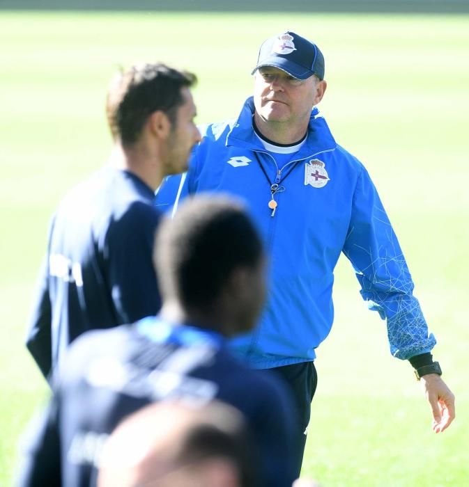 Sesión de entrenamiento en Riazor antes de disputar el trascendental encuentro ante el Granada.