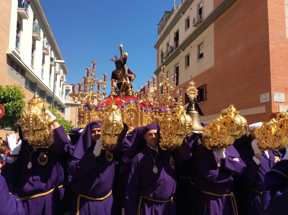 La Hermandad del Jesús Nazareno de los Pasos y María del Rocío Coronada abre los cortejos del día desde el entorno de la plaza de la Victoria