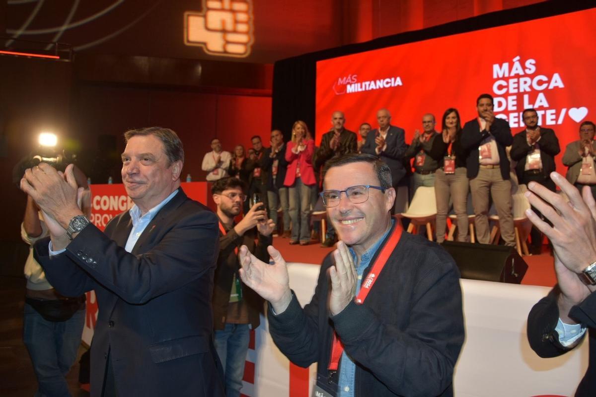 El ministro de Agriculltura, Luis Planas, y el secretario general del PSOE de Extremadura, Miguel Ángel GAllardo, participan en el Congreso Provincial del PSOE de Badajoz.
