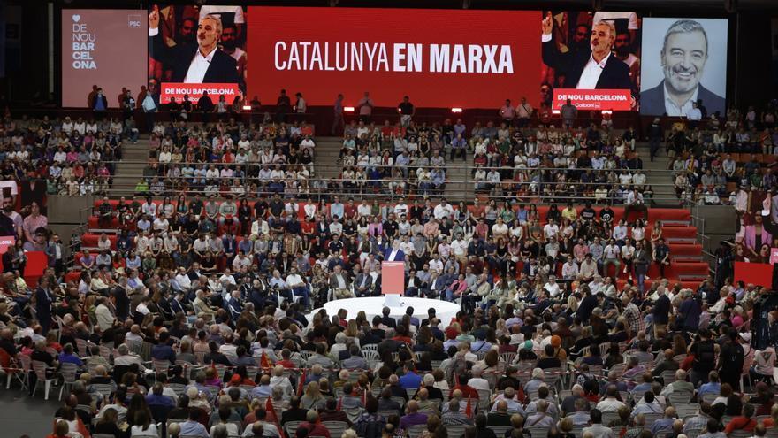 El candidato del PSC, Jaume Collboni, en el último acto de la campaña electoral, al que ha asistido Pedro Sánchez y José Luis Rodríguez Zapatero.