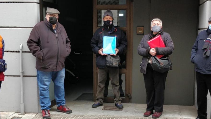 Representants de les associacions de Berga abans d&#039;entrar a registre les signatures per demanar no apujar impostos el 13 de gener del 2021