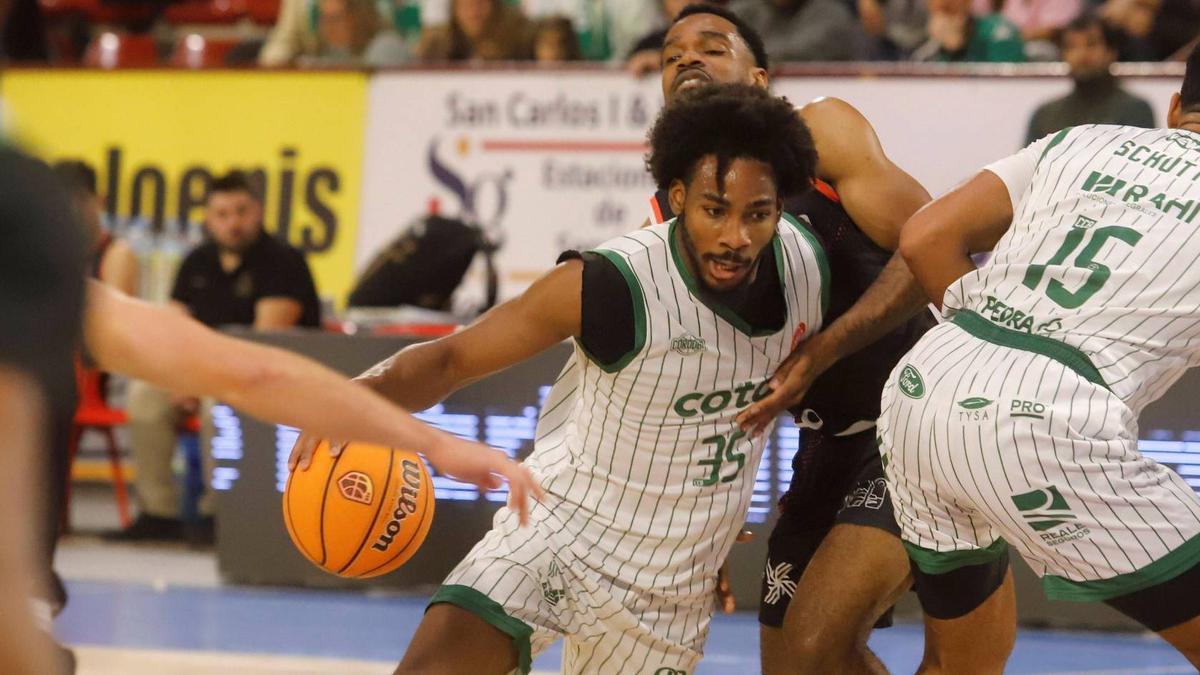 Jacques Guemeta intenta superar a un rival.