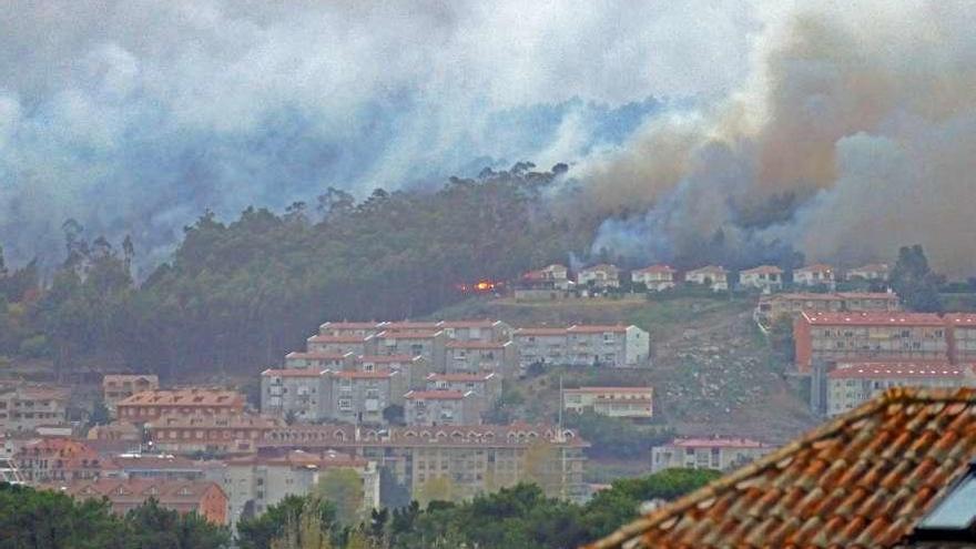 Incendio en el municipio de Nigrán, en octubre de 2017. // Marta G. Brea