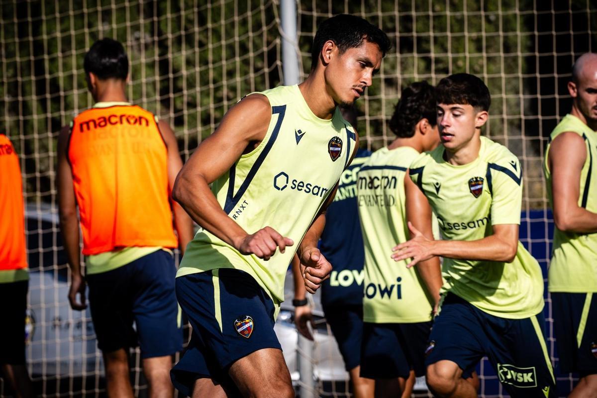 Los jugadores del Levante UD, durante el entrenamiento de este jueves.