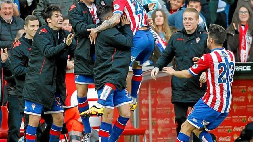 Els jugadors de l&#039;Sporting celebren eufòrics el primer gol