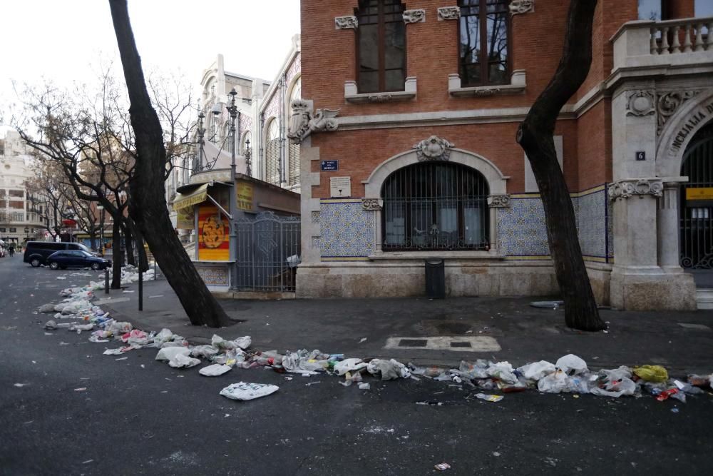 Orines y vandalismo en la Lonja tras una verbena