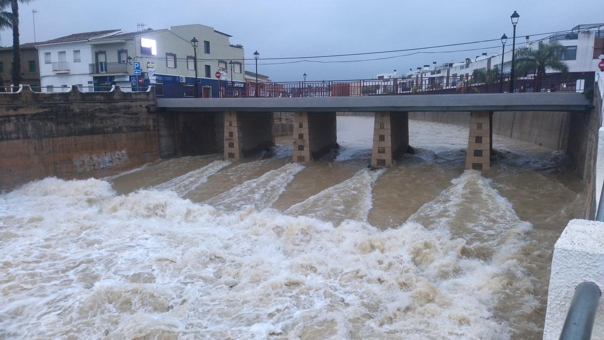 Imagen tomada esta mañana del caudal del Girona en el puente de Els Poblets