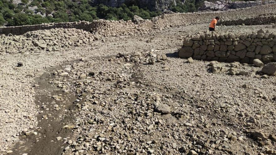 La falta de agua en el Gorg Blau expone más restos arqueológicos en Almallutx