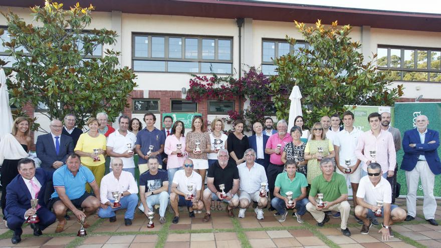 Los vencedores y patrocinadores de la pasada edición del Torneo LA NUEVA ESPAÑA.