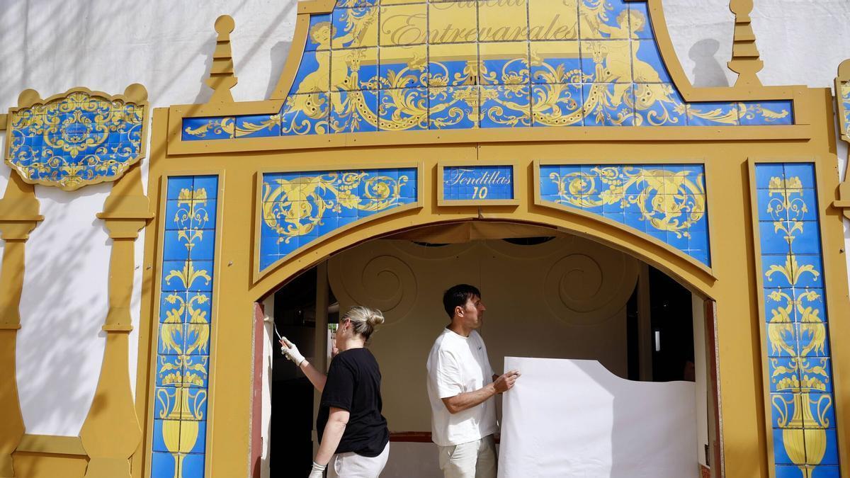 Montaje de una caseta en El Arenal, una semana antes de la inauguración de la Feria de Córdoba 2026.