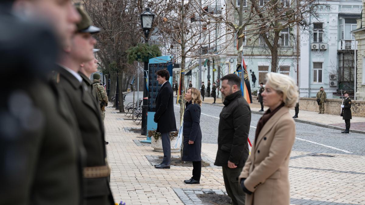 Zelenski, Von der Leyen, Trudeau y Meloni honran a los caídos en el aeropuerto de Gostomel