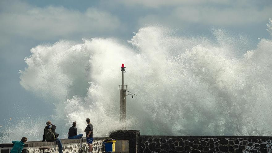 Canarias declara la alerta por fenómenos costeros