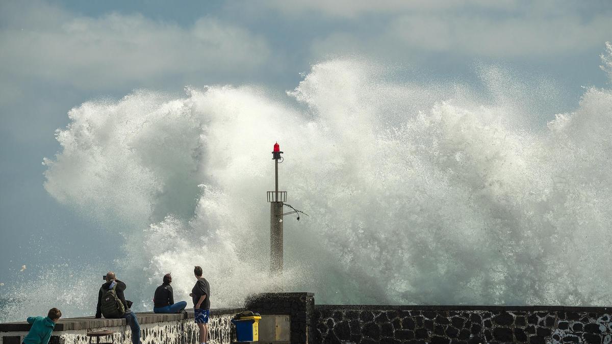 Oleaje en el muelle de Arrieta.