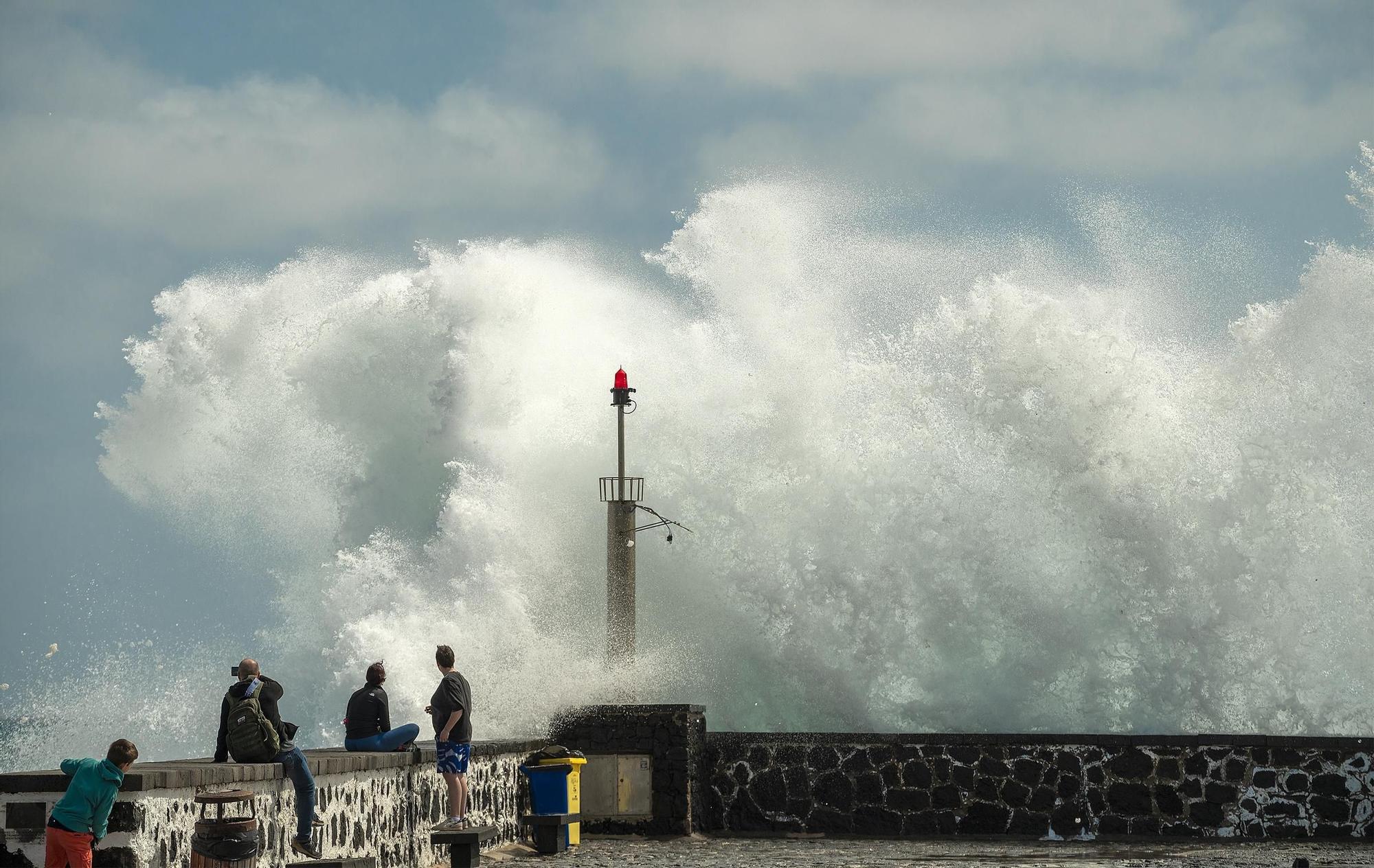 Oleaje en el muelle de Arrieta.