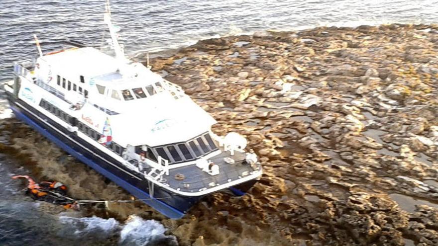 Un ferry encallado en Sa Torreta en 2012