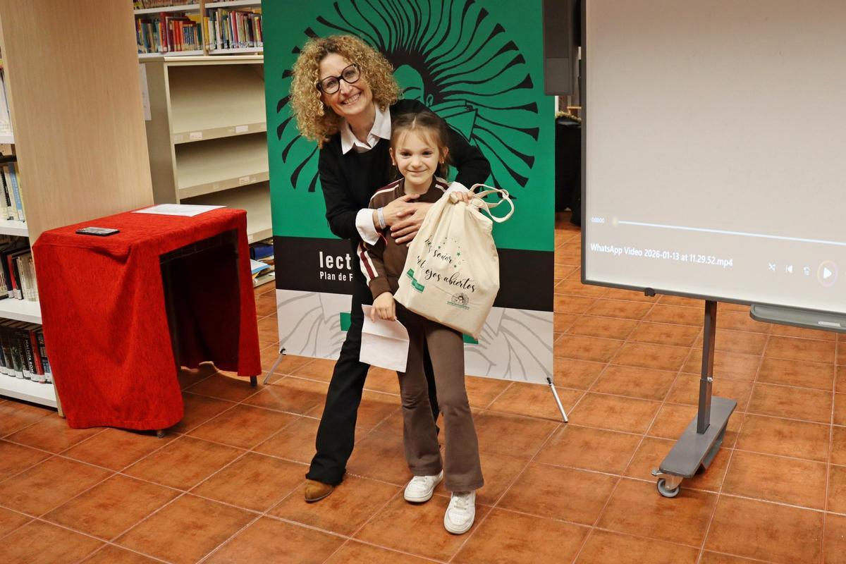 Lara García recibe el premio de manos de Myriam Navas.