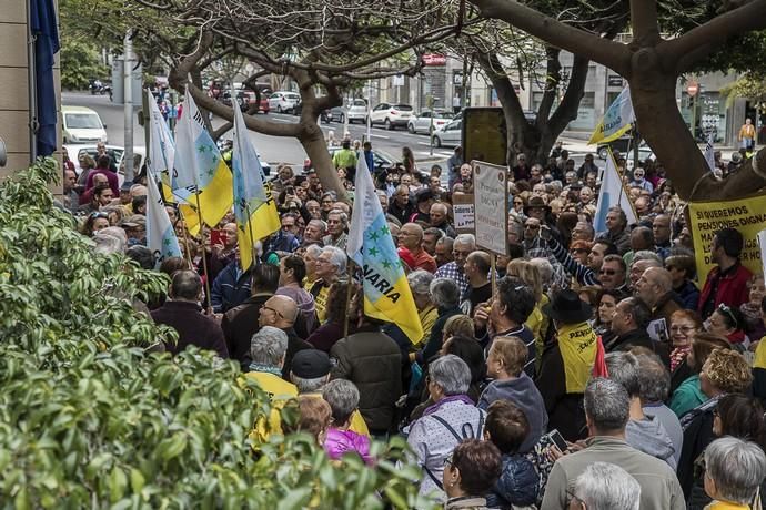 manifestación de jubilados frente a la gestoria ...