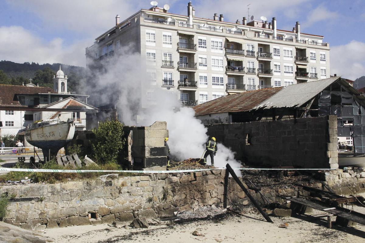 Un incendio calcina un astillero tradicional de Moaña y el Concello lo tilda de "atentado"