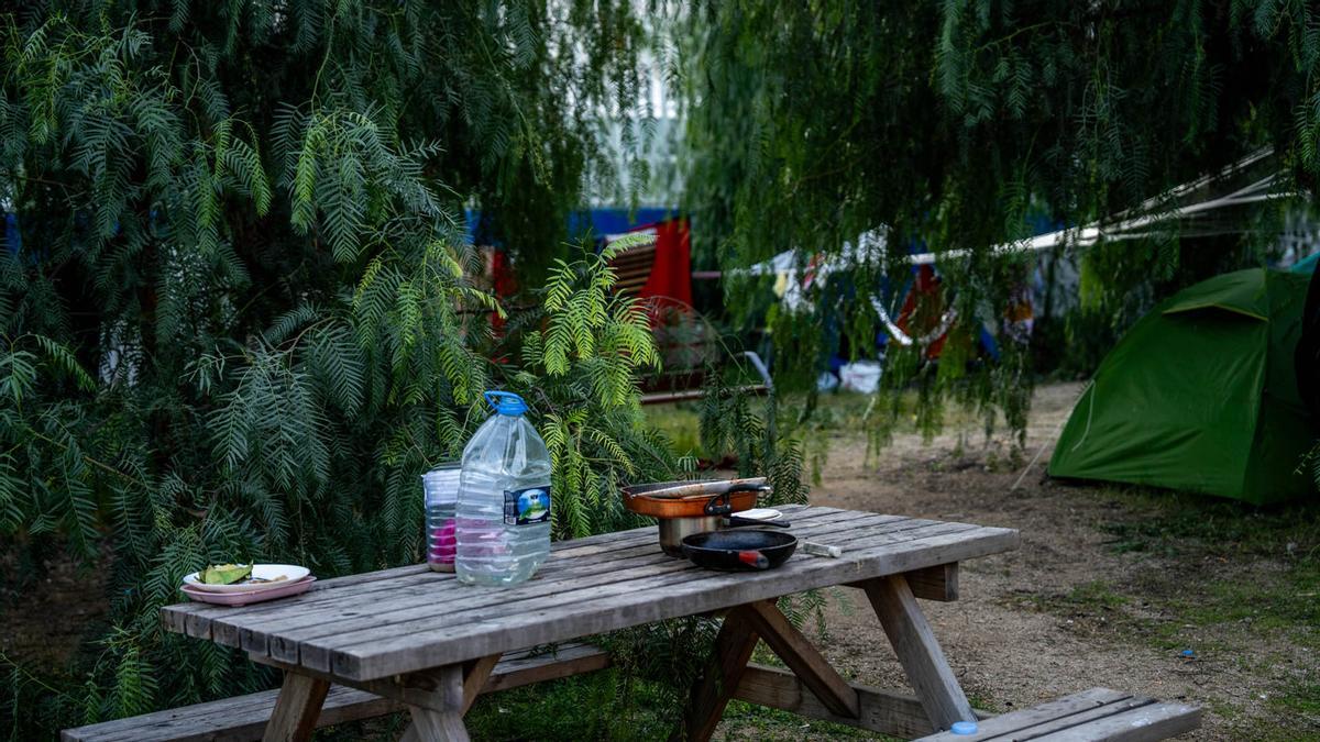 Personas sin hogar acampadan en la Zona Franca.