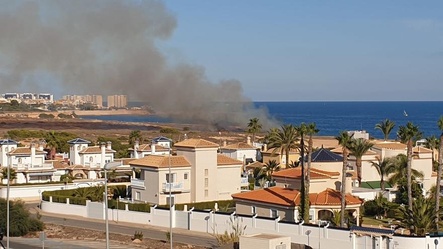 Un incendio afecta al litoral protegido por el Pativel en Cala La Mosca en Orihuela