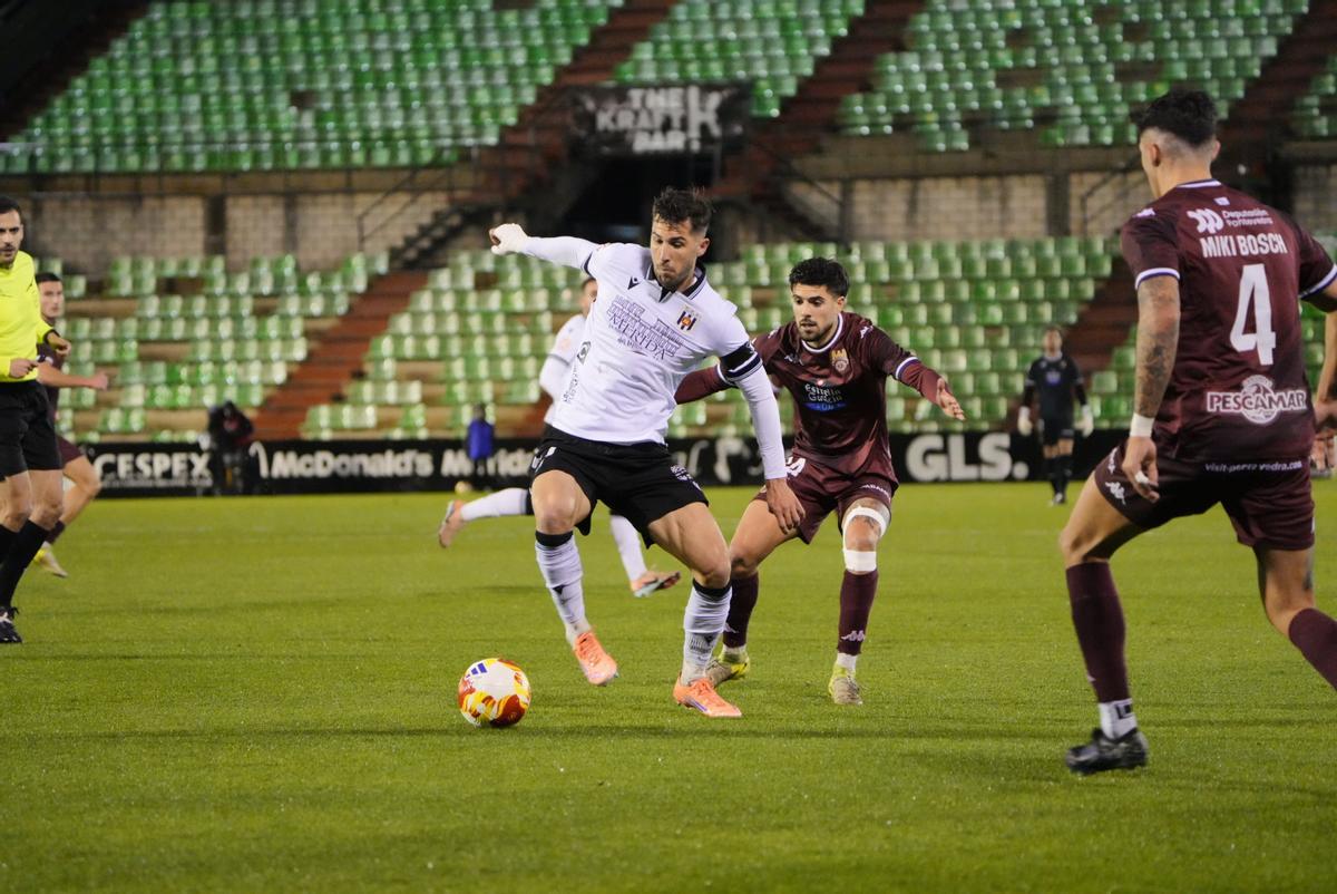 Tiago presiona a un rival del Mérida