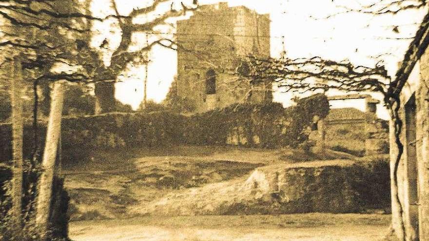 Una de las imágenes del almanaque, una foto antigua de la Torre de Guimarei. // Xosé Luna