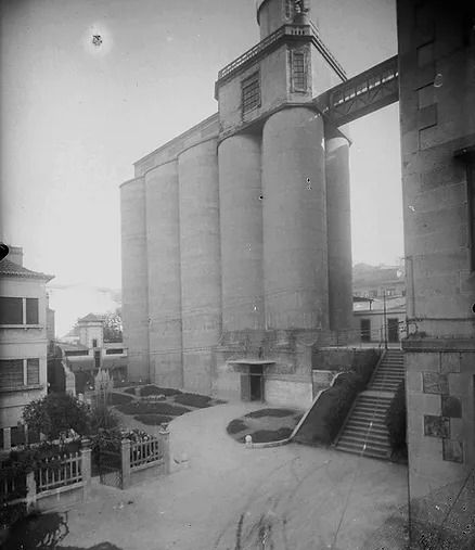 La plaza de los silos de la Panificadora en los años 50.jpg