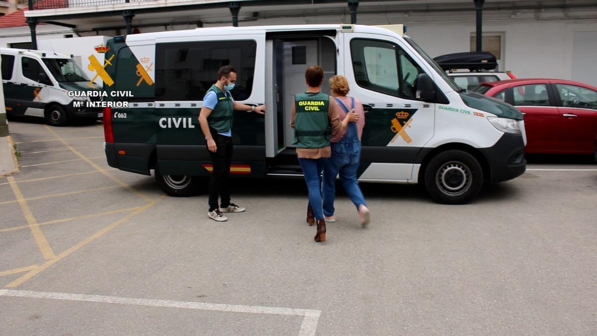 La Guardia Civil detiene a una de las personas implicadas.