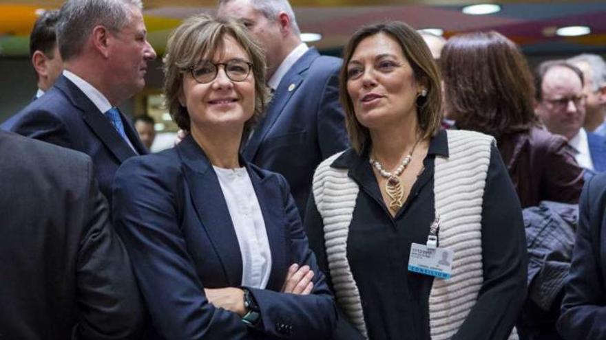 La consejera de Agricultura, junto a la ministra Isabel García Tejerina, ayer en Bruselas .