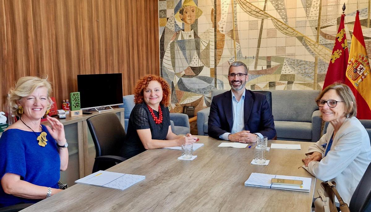 Reunión del delegado del Gobierno, Francisco Lucas, con la nueva comisionada del Ciclo del Agua y Restauración de Ecosistemas del Ministerio, Laura Martín Murillo.