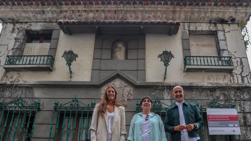 Los concejales Paola María Mochales, Tania García y Álvaro Carou, frente a la casa Jaureguízar, en agosto pasado.