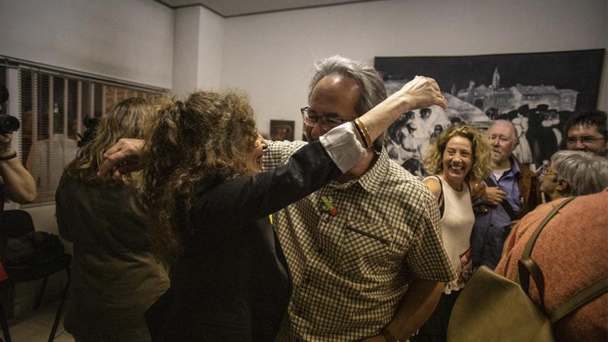 Francisco Guarido y Laura Rivera se abrazan tras conocer los resultados, ayer.