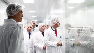 El presidente del Gobierno, Pedro Sánchez, durante su visita en las instalaciones de Hipra.