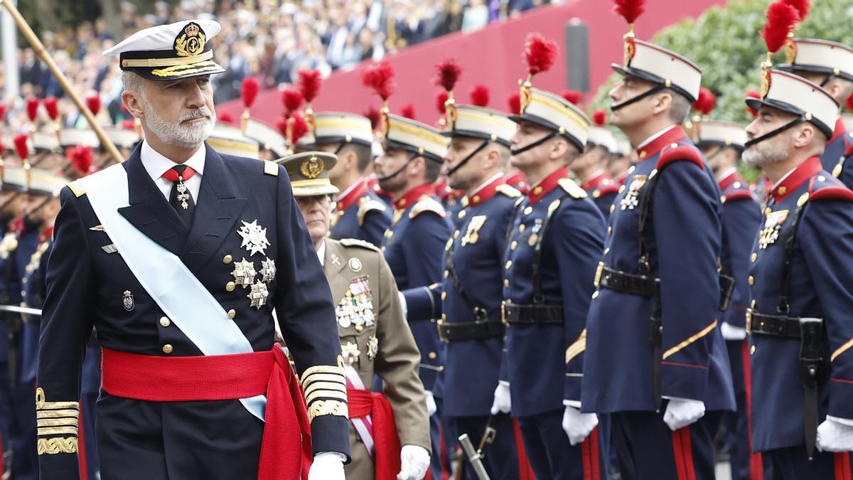 El rey Felipe y la princesa Leonor durante el desfile de las Fuerzas Armadas con motivo de la Fiesta Nacional