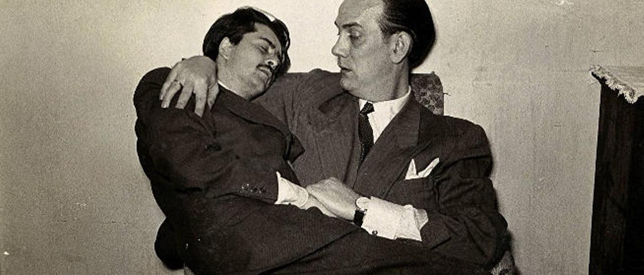 Carlos Edmundo Ory en brazos de Camilo José Cela en Segovia en 1952.