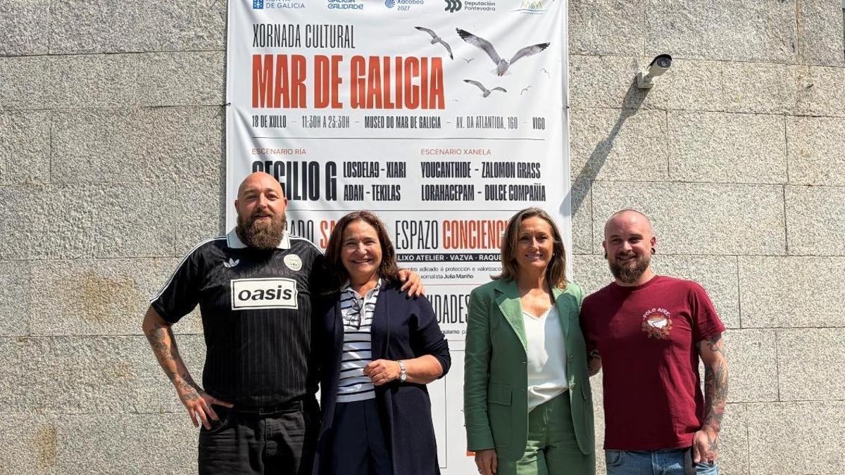 La delegada territorial de la Xunta en Vigo, Ana Ortiz, y la vicepresidenta de la Deputación, Luisa Sánchez, junto con los representantes de la Asociación Over.