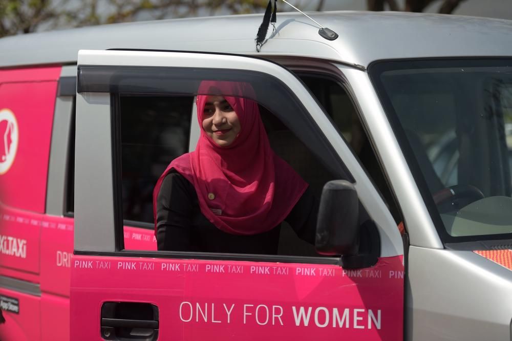 Una mujer taxista en Pakistán celebra el Día de la mujer.