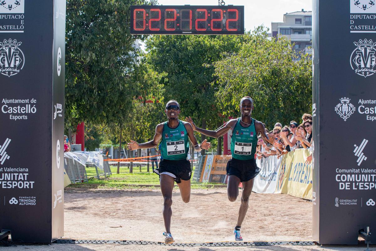 Thierry Ndikumwenayo y Rodrigue Kwizera en la igualada llegada a la meta.