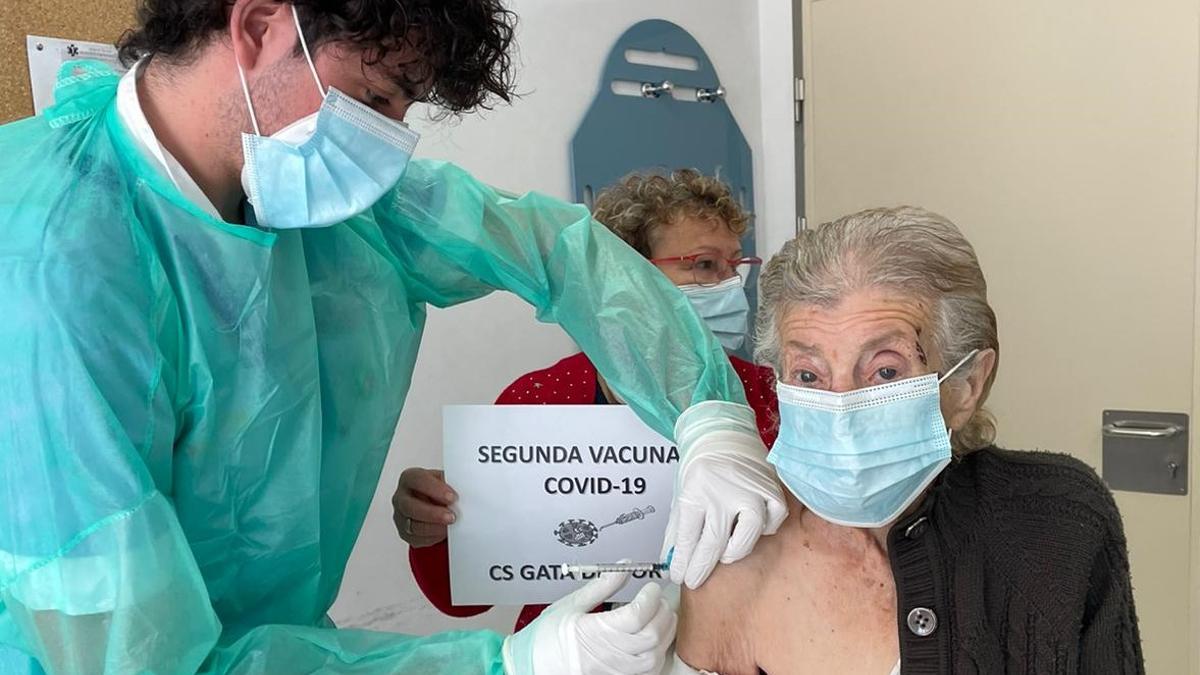 Rosa Mulet, la segunda vacunada en el centro de salud