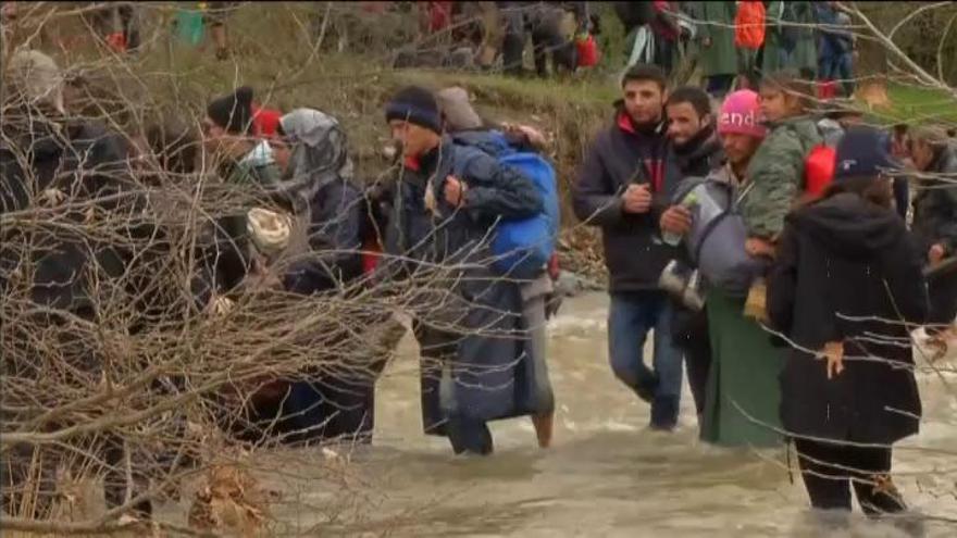 Centenares de refugiados inician a pie una ruta alternativa a través de montañas y ríos para cruzar a Macedonia