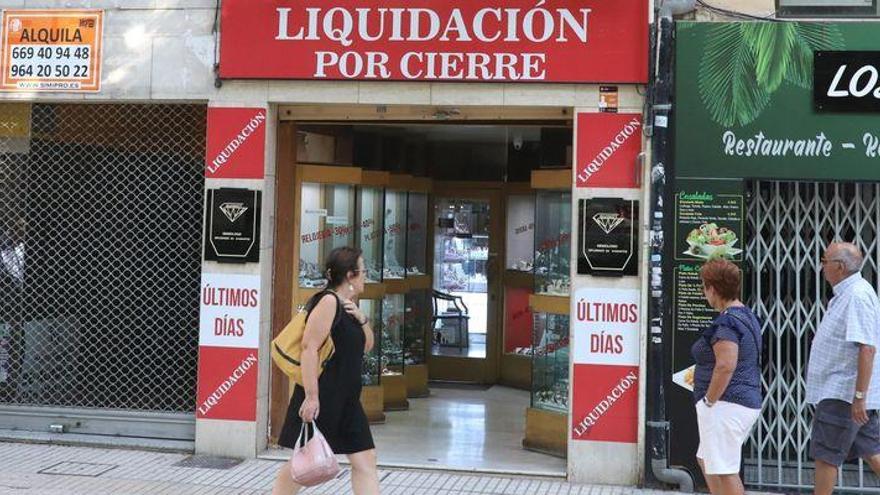 La crisis del pequeño comercio en Castellón deja vacíos decenas de locales de muy difícil alquiler