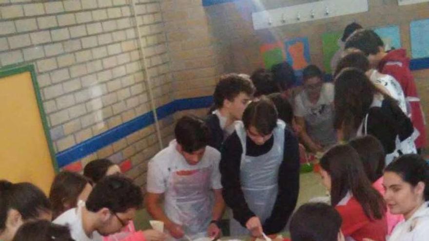 Alumnos del Mestre Landín elaboran sus recetas. // S.A.