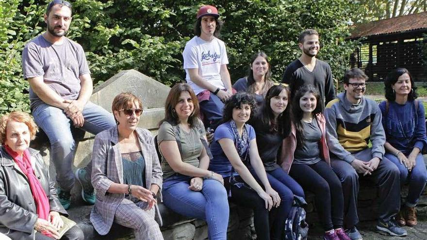 Los jóvenes de Raíces, junto a Paz Fernández Felgueroso y Begoña Serrano, directora de Emigración.