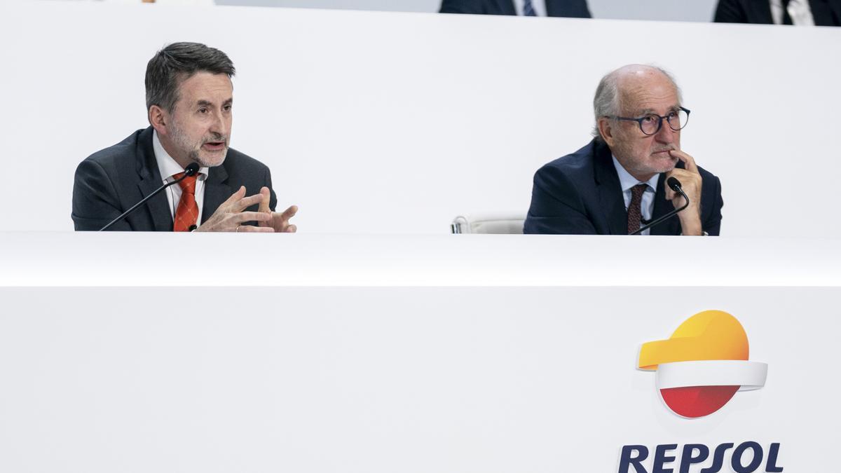 El consejero delegado de Repsol, Josu Jon Imaz (i), y el presidente de Repsol, Antonio Brufau (d).