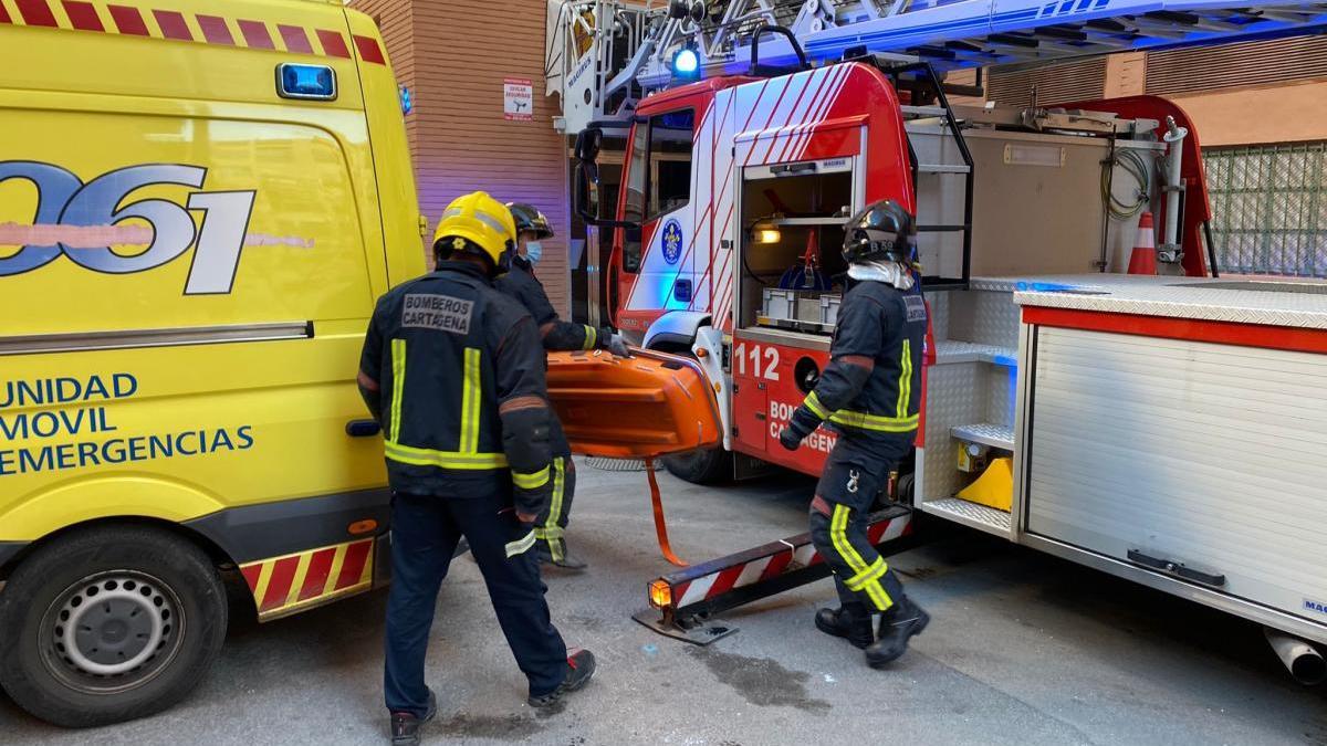 Bomberos y sanitarios, en el lugar de los hechos.