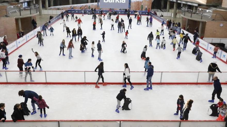 La pista de gel de Girona plena de patinadors.